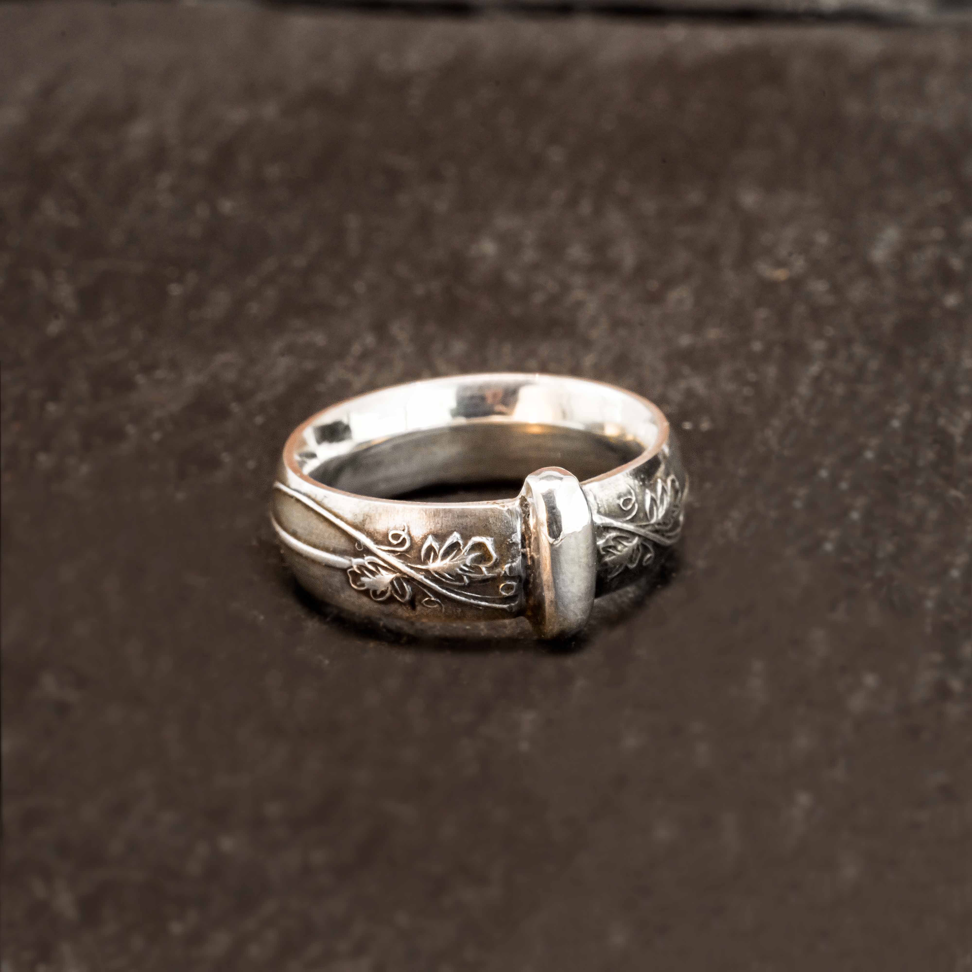 sterling silver blade in bow styled band with leaf & vine details