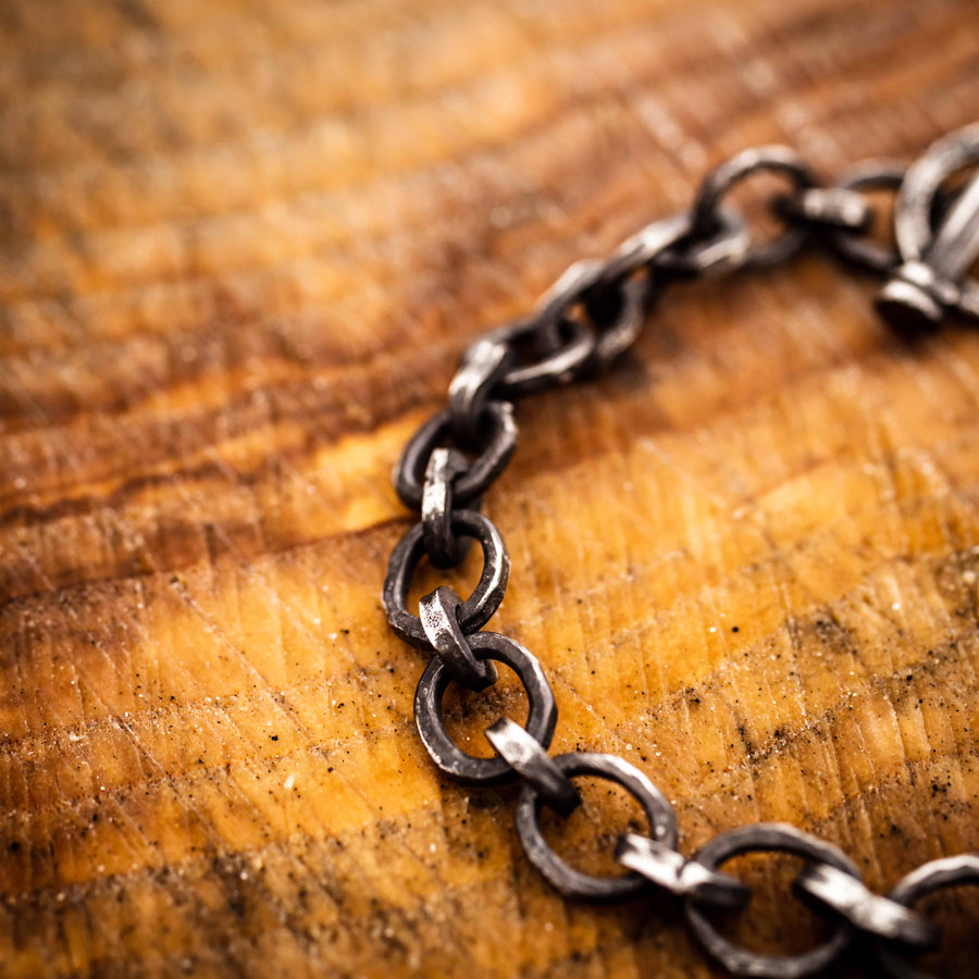 Wohin ich auch gehe – Handgefertigtes ovales Kettenarmband mit Knebelverschluss – Argentium-Sterlingsilber