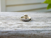 Der filigrane Ring aus Janus-Sterlingsilber mit Turmalinquarz