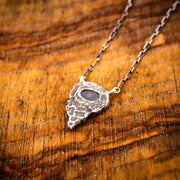 Halskette „Mein Herz ist nicht hier“ – 940er-Argentium-Sterlingsilber und dendritischer Achat 